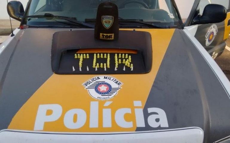 Traficante joga a droga e corre quase 2 km antes de ser preso dentro de residência.