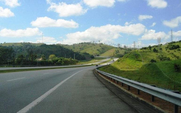Duas pessoas morrem após ônibus bater em carro parado na rodovia