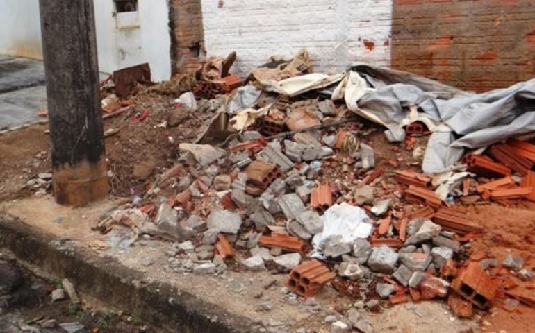 Descarte de entulho em calçadas terá multa de dois salários mínimos 