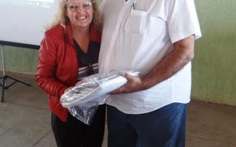 Prefeito entrega uniformes para cozinheiras da rede