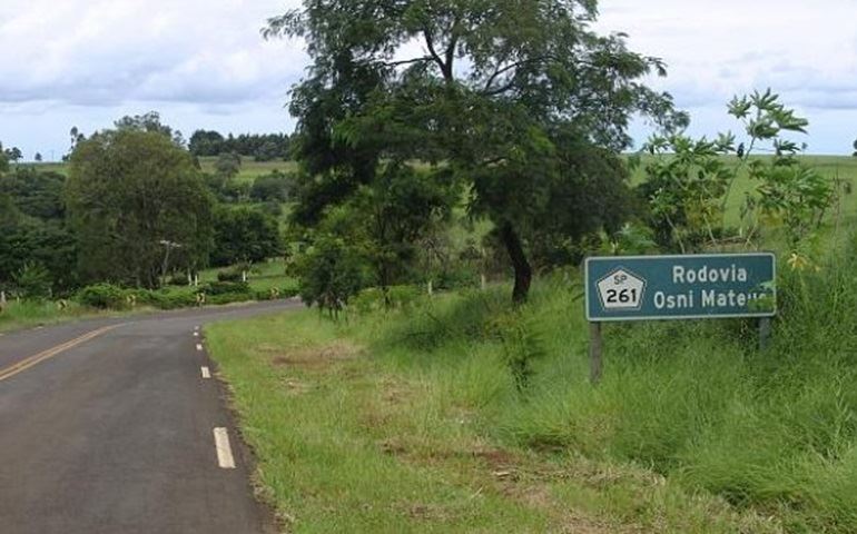 Acidente entre três carros deixa dois feridos em Cerqueira César