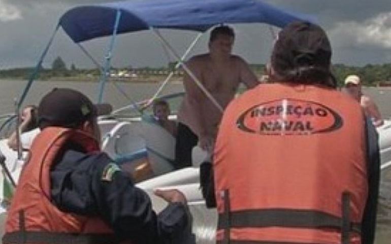 Embarcações são fiscalizadas após vereador morrer afogado em represa