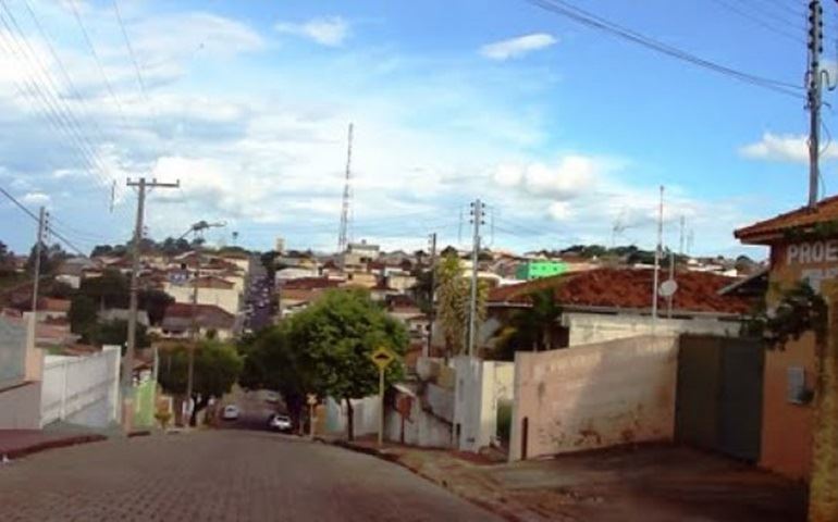Mulher fica ferida depois de acidente entre carro e moto no Centro de Piraju