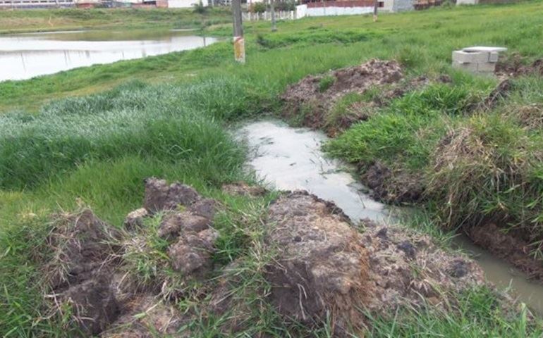 VIZINHOS DO LAGO D BRABANCIA NÃO SUPORTAM O MAU CHEIRO DE ESGOTO.