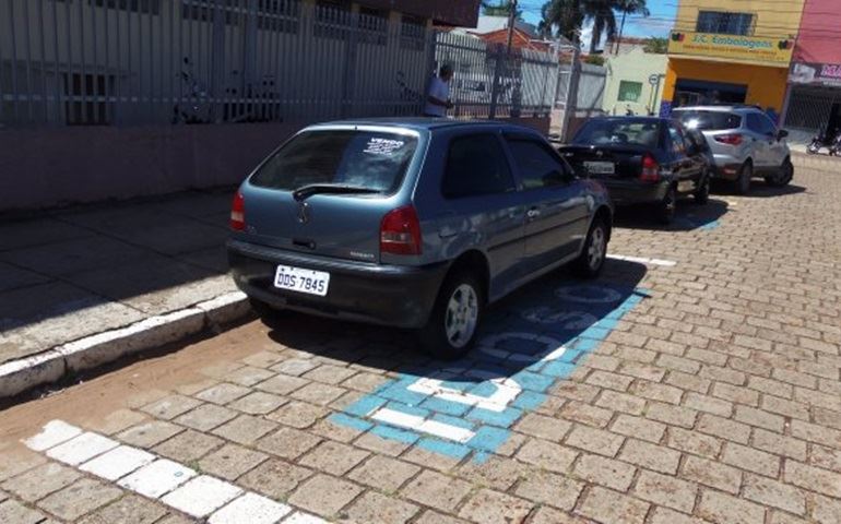  Nas imediações do Postão vagas  de idosos e deficientes não respeitam.