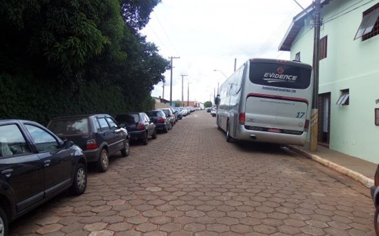 Clube dos funcionários da penitenciária está causando problemas no trânsito da Salim Curiati