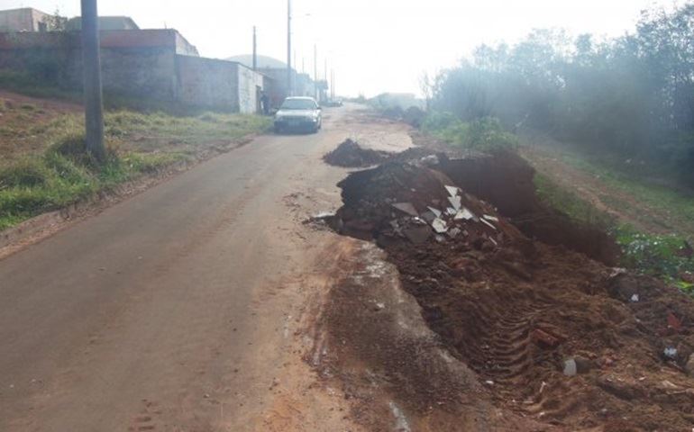 UM ANO DEPOIS A PREFEITURA RESOLVE ARRUMAR