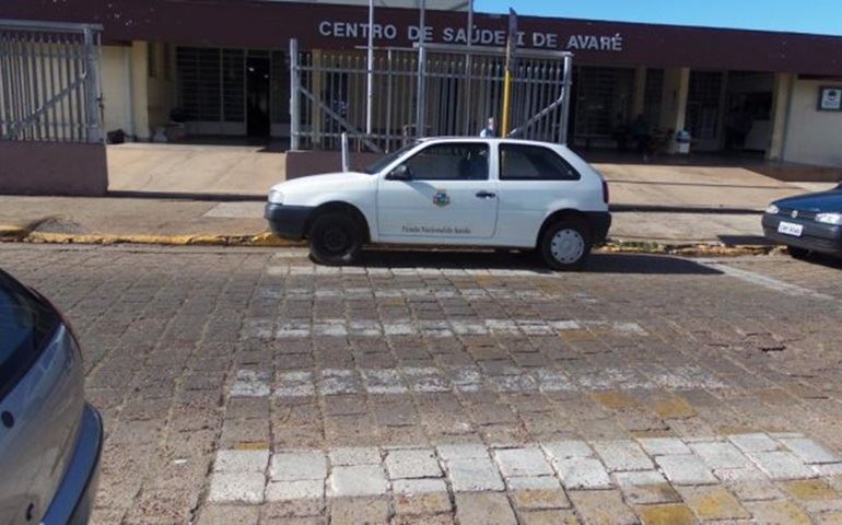 EM CIMA DA FAIXA DE PEDESTRE.