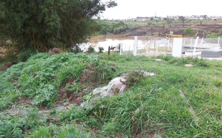 MAIS UMA VEZ O CÓRREGO QUE MANDA ÁGUA PARA A CIDADE RECEBE ESGOTO IN NATURA