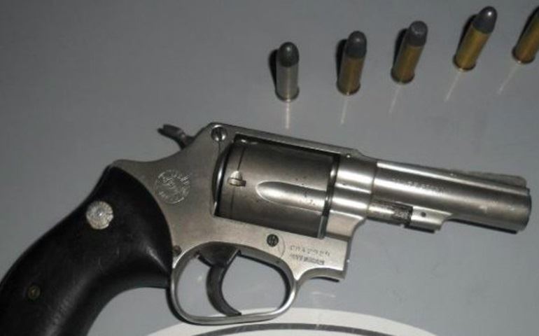 Homem é preso ameaçando moradores com revólver em Itaí