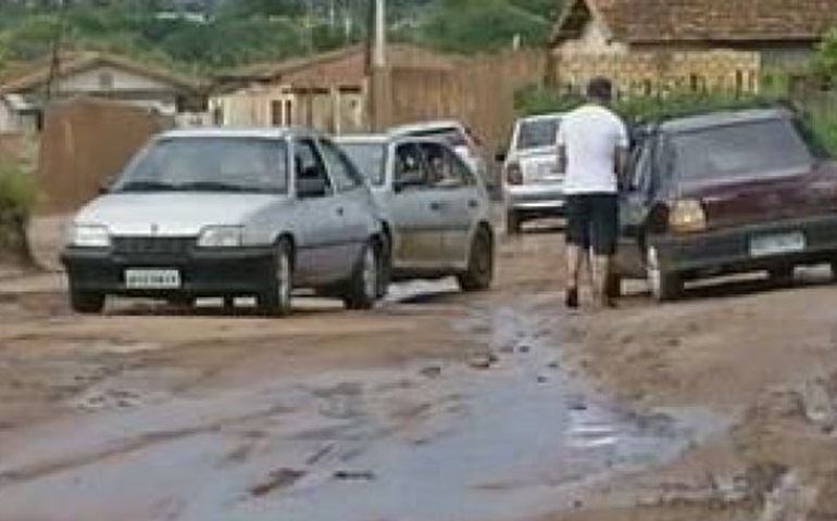 Lama toma conta de bairro sem asfalto perto de rodovia de Avaré