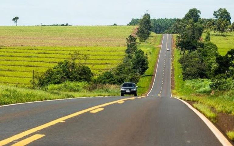 Micro-ônibus cai em ribanceira e 15 ocupantes se ferem em Taquarituba