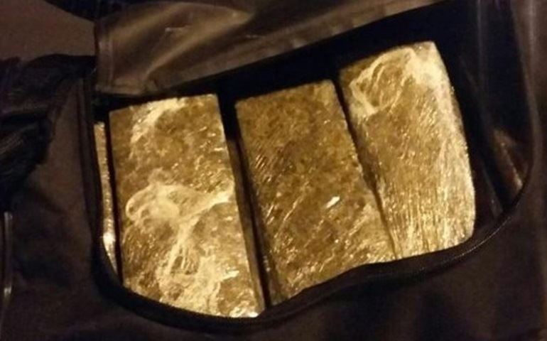 Polícia Rodoviária flagra casal com 20 tabletes de maconha em táxi