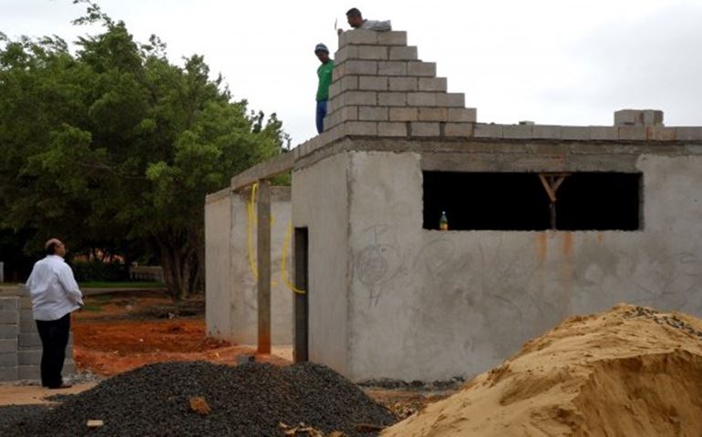 PREFEITO FISCALIZANDO OBRAS