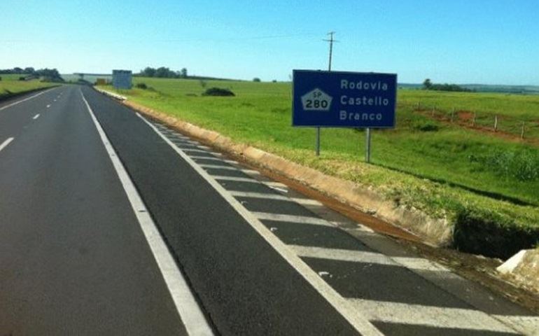 Carro capota na Rodovia Castello Branco e mata idoso em Iaras
