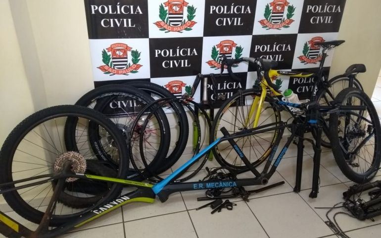 Câmera flagra serralheiro suspeito de furtar bicicletas de alto valor invadindo imóvel