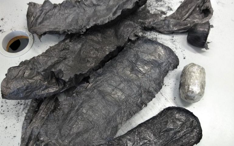 Papel carbono na maconha escondida na genitália, talvez uma tentativa de burlar scanner do presídio