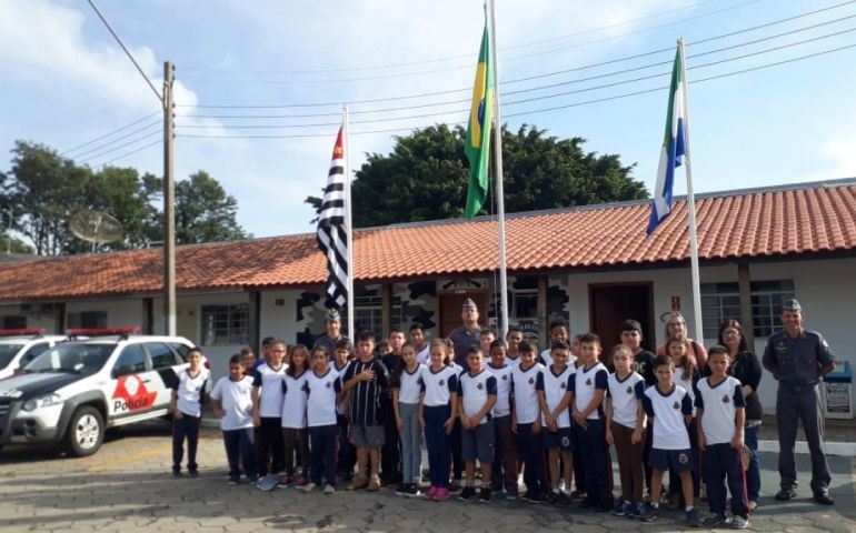 Escolinha da Polícia Militar do 53º Batalhão de Avaré recebe alunos da Salim Curiati