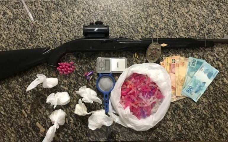 Trio é preso após polícia apreender drogas e carabina com mira telescópica em Itararé