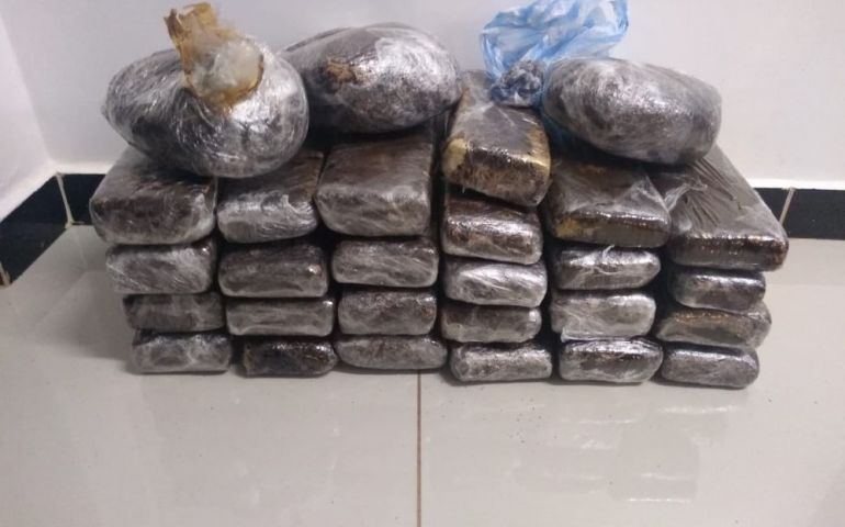 Passageiro de ônibus é preso com tijolos de maconha na Castello Branco