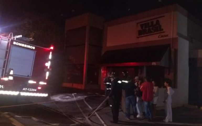 COMÉRCIO PEGA FOGO E BOMBEIROS CONSEGUEM CONTROLAR CHAMAS NO CENTRO DE AVARÉ