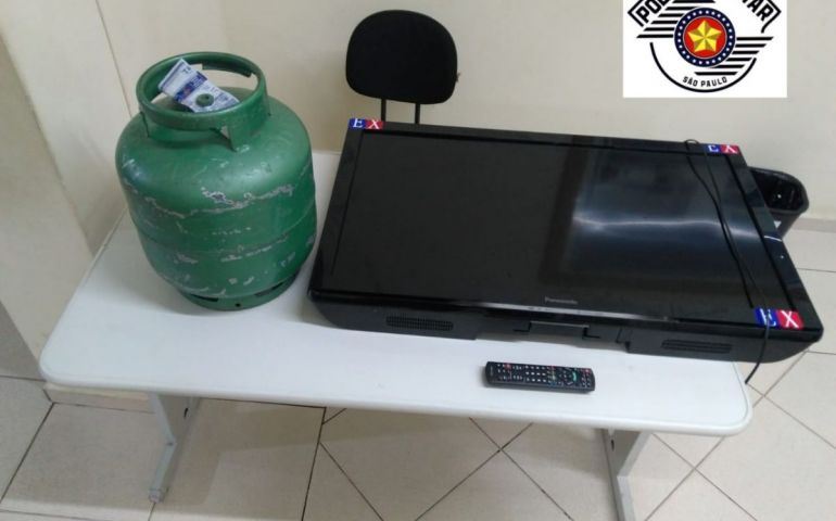 Ladrões de residência são flagrados carregando botijão de gás e TV