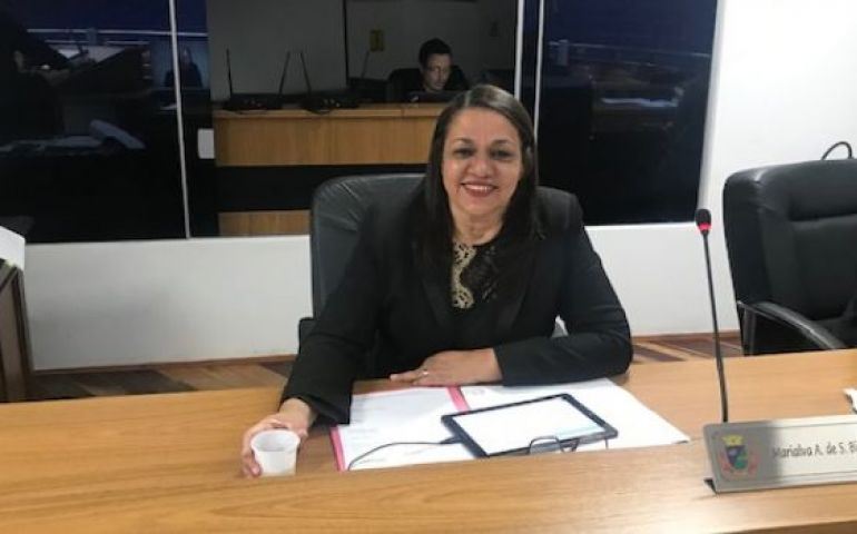 “PINTURA DE POSTES E GASTO COM FESTA PODERIAM REFORMAR CRECHE EM AVARÉ”, DIZ VEREADORA
