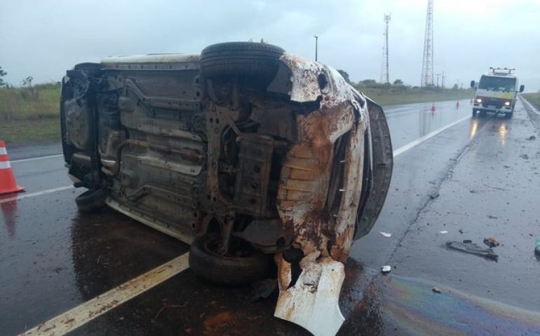 Motorista perde controle de carro e capota em rodovia de Águas de Santa Bárbara