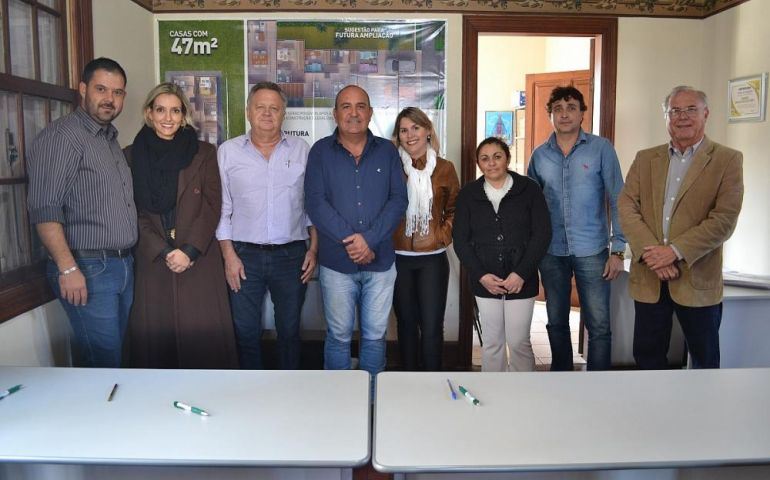 Futuros moradores assinam contrato do Residencial Água Branca III