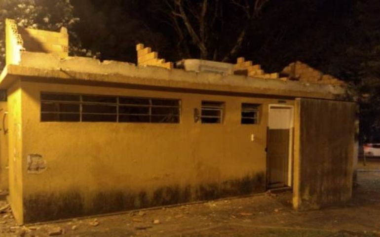 Banheiro público do Largo Santa Cruz está sendo demolido