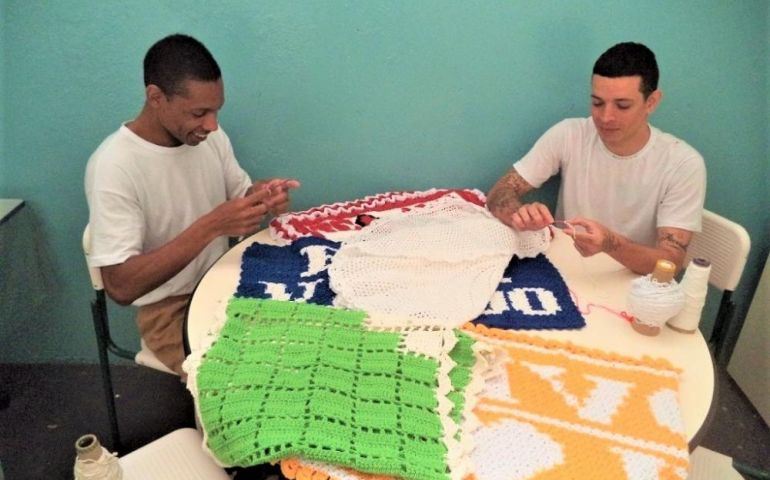 Reeducandos produzem artesanato para ajudar hospitais