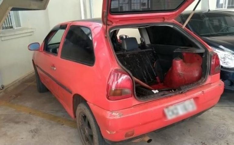 Trio abandona carro com boi em pedaços no porta-malas e foge a pé da polícia