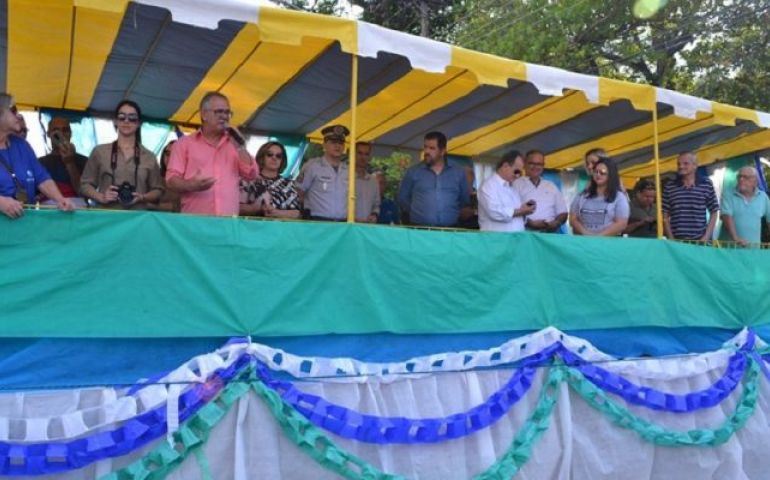 Após não ser anunciado em Desfile, Vereador Estati pede a substituição de apresentador
