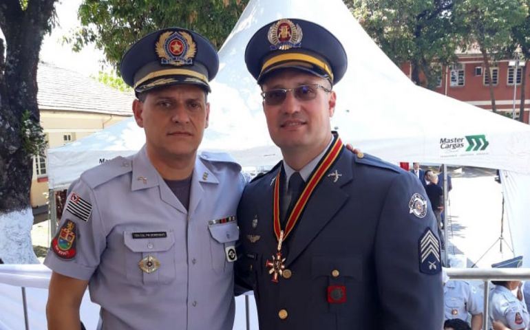 Oficiais da PM de Avaré e Campos de Holambra recebem importante honraria militar