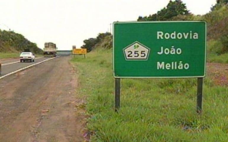 Idoso sai ileso após capotar carro em rodovia de Avaré