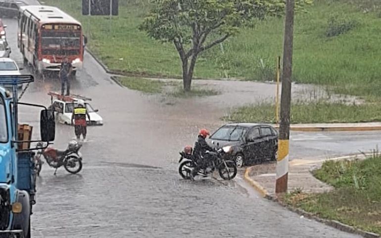 Internauta critica falta de planejamento para escoamento de água em obra de 9 Milhões