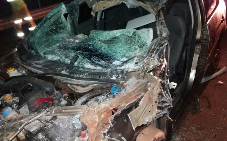 Jovem bate carro na traseira de caminhão e fica presa às ferragens em Avaré
