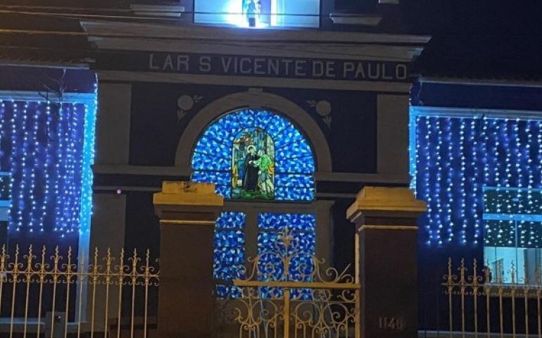 LAR SÃO VICENDE DE PAULO RECEBE DECORAÇÃO NATALINA