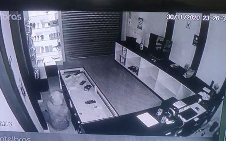 Homem faz buraco em parede, invade loja e foge com pelo menos 20 eletrônicos em Itapetininga