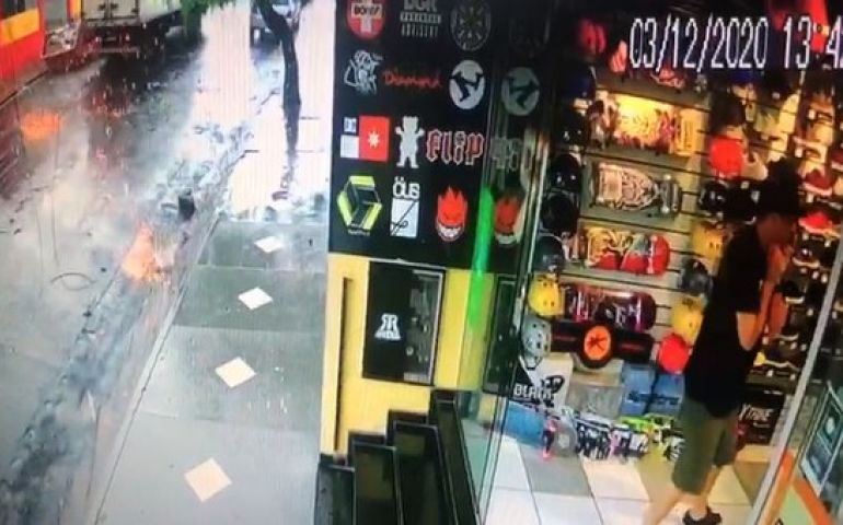 Fios de alta tensão arrebentam, provocam explosões e assustam lojistas de Avaré