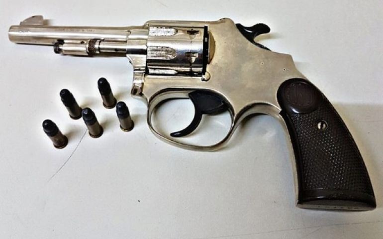 Vendedor preso com revólver é investigado por usar arma para cobrar clientes
