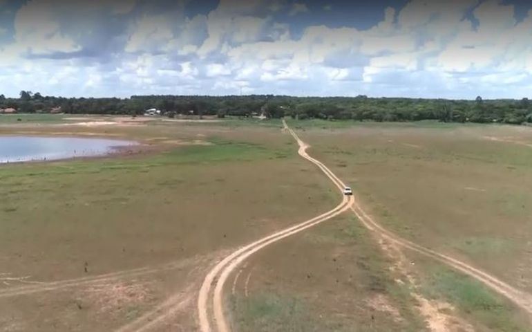 Estiagem faz estrada submersa há 58 anos reaparecer em represa de Avaré