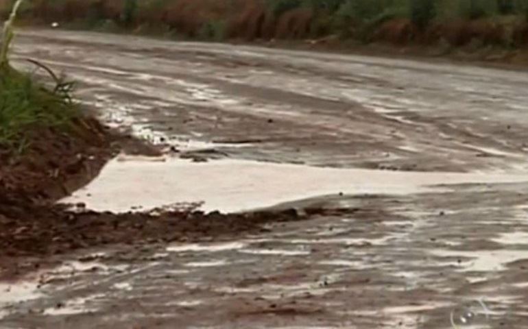 Motoristas pedem melhorias em estrada entre Paranapanema e Buri