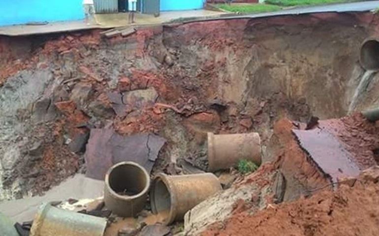 Chuva forma cratera de 7 metros de profundidade em via de Manduri