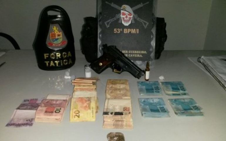 PM PRENDE ARMA E DROGAS DEPOIS DE PERSISTENTE TRABALHO