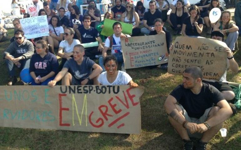 Grevistas da Unesp de Botucatu fazem passeata