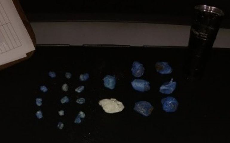 PM conduz casal à delegacia e Apreende adolescente por tráfico de drogas