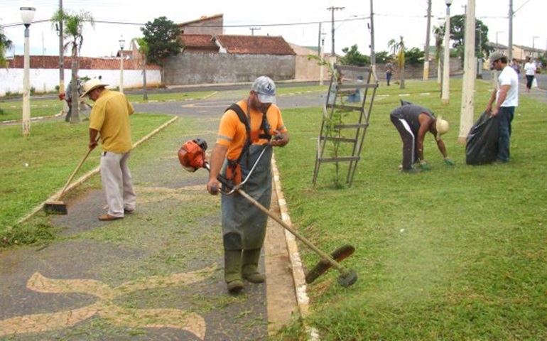 Limpeza de praças e jardins prossegue pela cidade