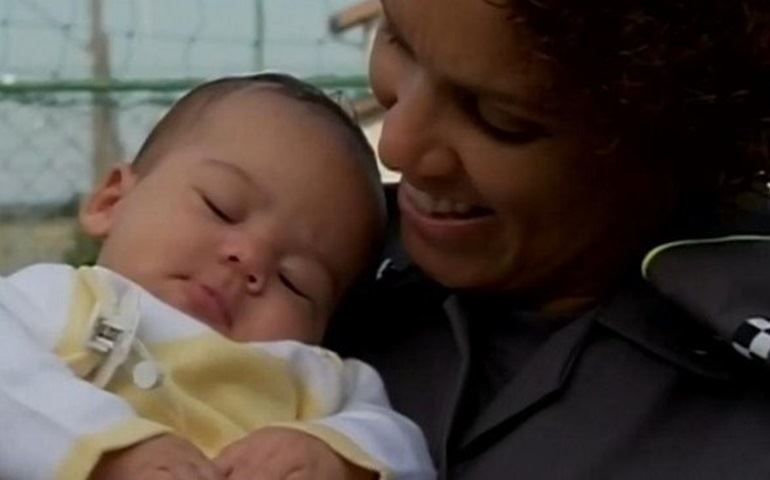 Avó salva recém-nascido com ajuda de policial por telefone; ouça