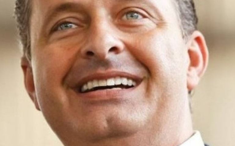 Morre o candidato à presidência Eduardo Campos em acidente aéreo em Santos (SP)